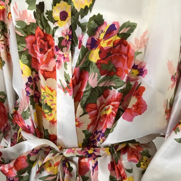 Beautiful ladies floral bathrobe - Picture 4 of 7